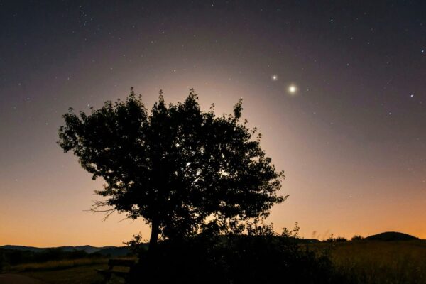 Planetary Conjunctions 2025: What Are These Two Bright “Stars” in the Sky?